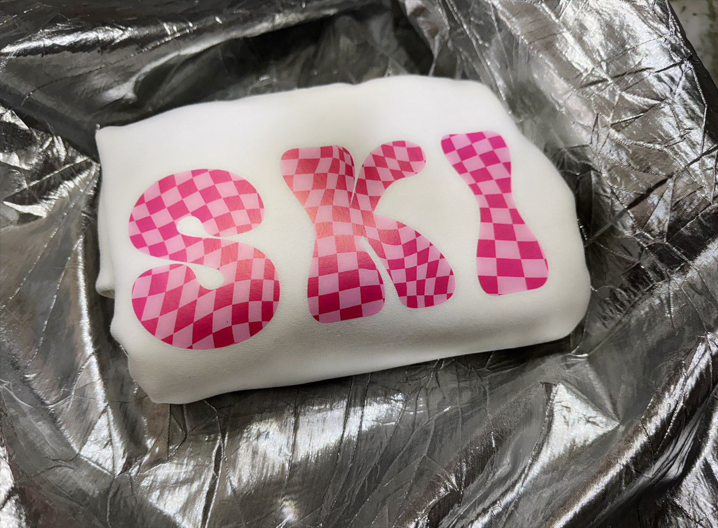 Slope-Ready Style | White Sweatshirt with Bold Pink Checkerboard SKI Graphic