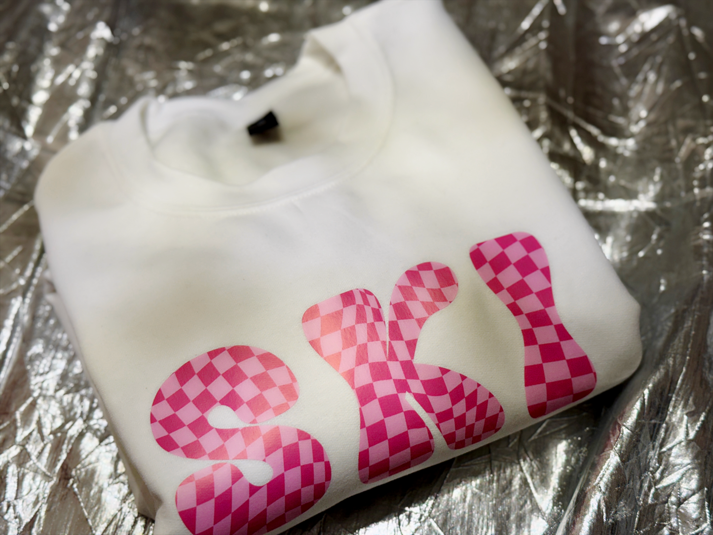 Slope-Ready Style | White Sweatshirt with Bold Pink Checkerboard SKI Graphic