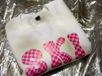 Slope-Ready Style | White Sweatshirt with Bold Pink Checkerboard SKI Graphic